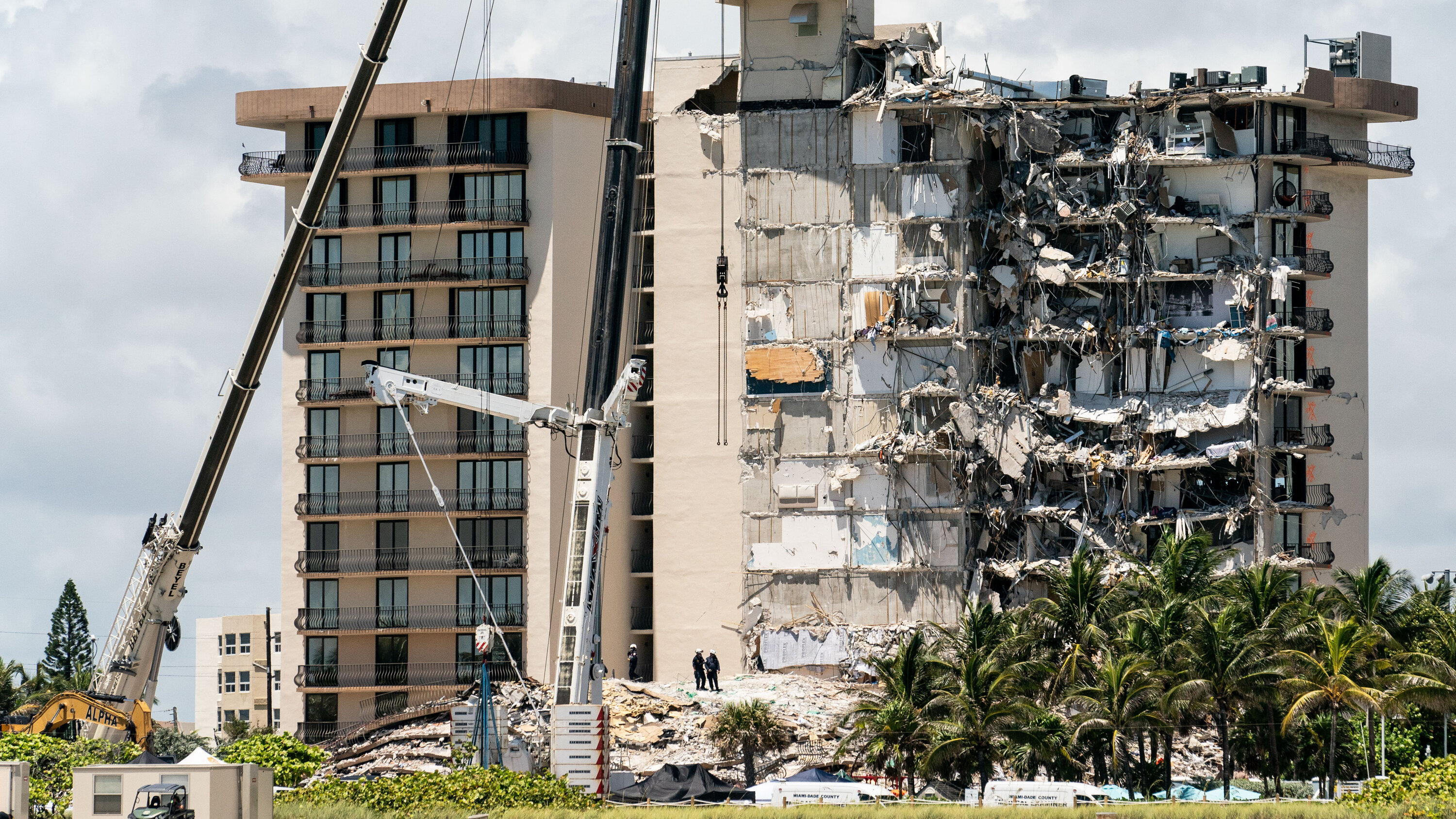 Hallan 10 nuevas víctimas en los escombros de condominio de Florida; suman 46 los fallecidos