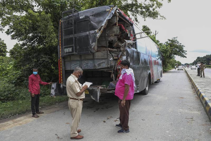 18 muertos y 24 heridos al chocar camión con autobús en la India 