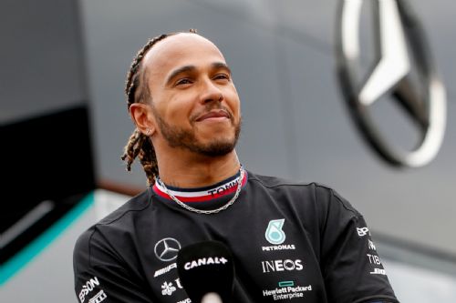 Lewis Hamilton firma por dos años más con Mercedes