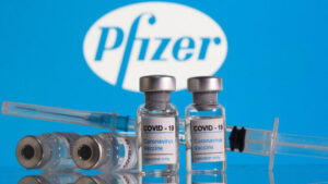 Pfizer, tercera dosis puede mejorar protección contra variante delta