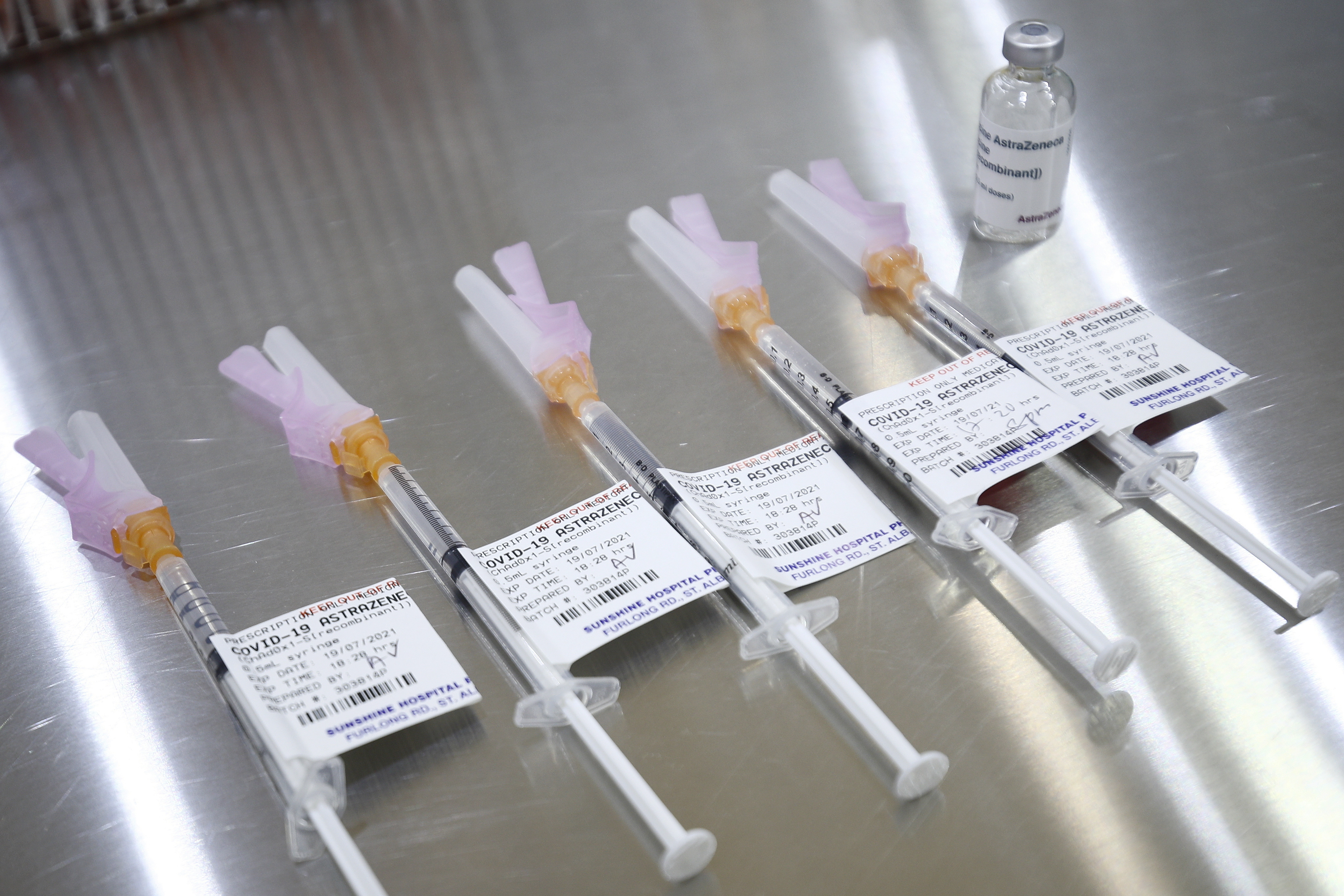 Vacuna AstraZeneca es "altamente eficaz" ante las variantes beta y delta