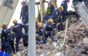 Los servicios de rescate trabajan en las ruinas del edificio Champlain Towers South, en Miami-Dade, el 5 de julio de 2021. EFE/Cristóbal Herrera
