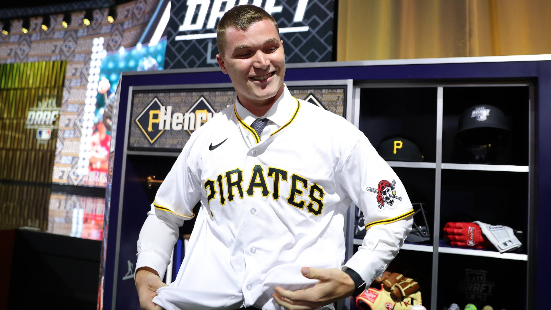 Los Piratas consiguieron a un receptor de primera categoría para la organización la noche del domingo, Henry Davis de La universidad de Louisville.