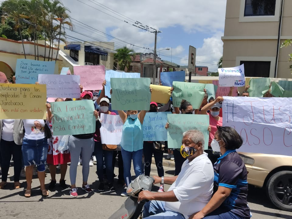 Protestan frente a Palacio de Justicia de La Vega en apoyo a detenidas por caso CONANI, Jarabacoa