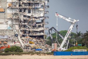Vista general este jueves de los trabajos en el edificio Champlain Towers South, derrumbado la semana pasada, en Surfside (Florida, EE.UU.). EFE/Cristóbal Herrera
