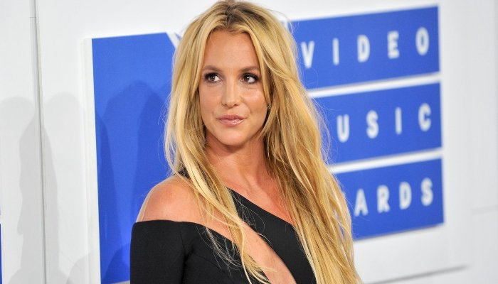 Britney Spears dice no subirá a escenarios mientras su padre la controle