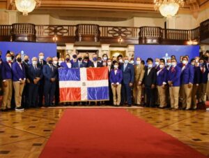 Presidente Luis Abinader, entrega la bandera a la delegación que irá los Juegos Olímpicos de Tokio, República Dominicana una potencia referente del deporte.