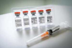 Una tercera dosis de Sinovac eleva inmunidad anti-COVID, según estudio