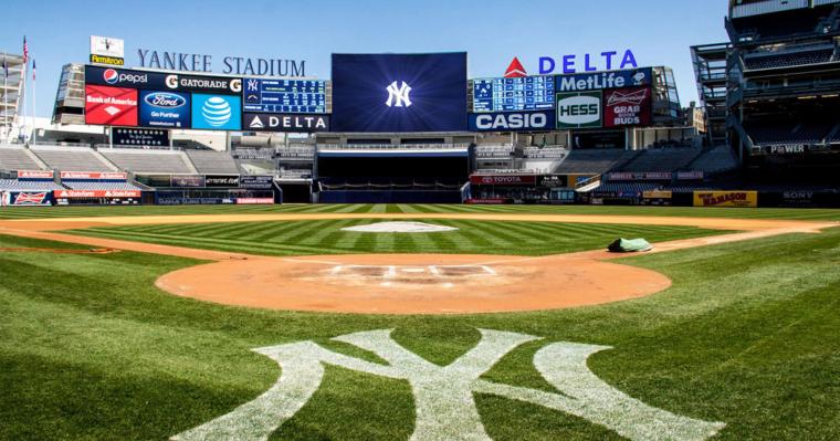 Los Boston Red Sox y los New York Yankees se preparan para jugar el viernes en el Bronx, un día después de que fuera pospuesto el primer partido.