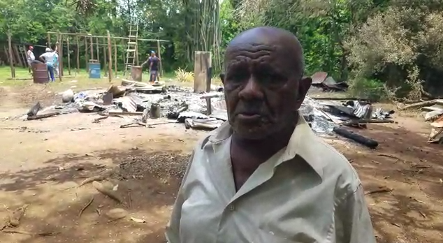 Hombre pide ayuda tras perder su casa en incendio