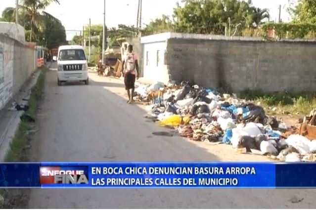 En Boca Chica denuncian basura arropa las principales calles del municipio