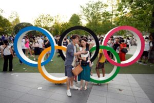 Anillos olímpicos despiertan ilusión y rechazo en apertura de juegos