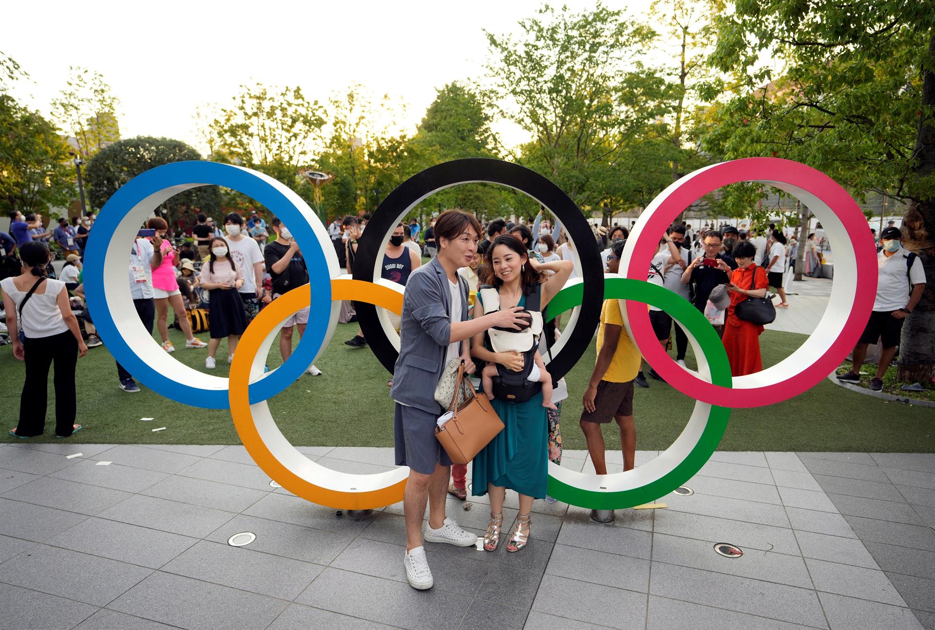 Anillos olímpicos despiertan ilusión y rechazo en apertura de juegos