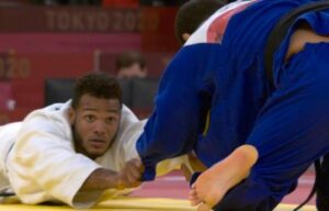 Robert Florentino en medio de su combate frente al ucraniano Quedjau Nhabali en primera ronda del judo olímpico en Tokio 2020