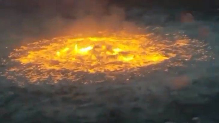 Fuga submarina de petróleo provocó un impresionante incendio en el Golfo de México