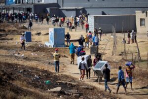 Al menos 6 muertos y 200 detenidos tras violentas protestas en Sudáfrica