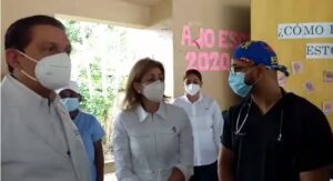 Vicepresidenta y ministro de Salud supervisan vacunación en Santiago