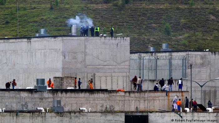 Ecuador: 21 muertos por violencia en dos cárceles