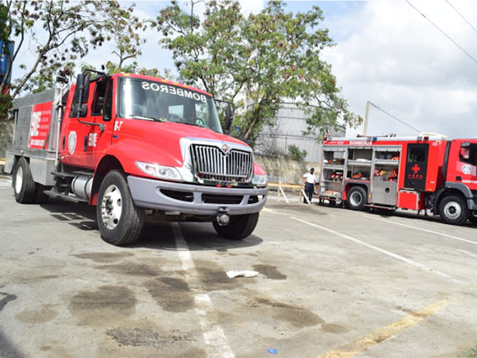 Fundación Edwin Encarnación entrega camión a bomberos de Caleta en La Romana