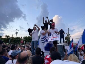 Cubanos en Miami salen a las calles en apoyo a las protestas en Cuba