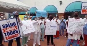 Enfermeras realizan paro de labores en demanda de aumento salarial 