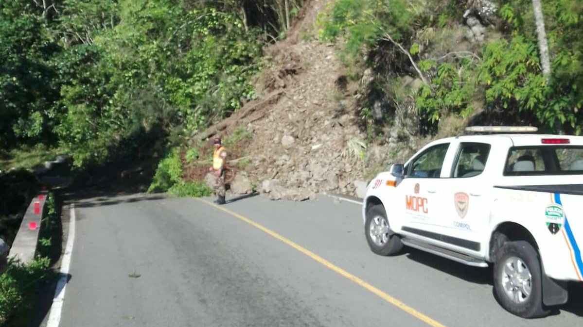 Brigadas de Comipol y Obras Públicas trabajan para rehabilitar carretera Constanza