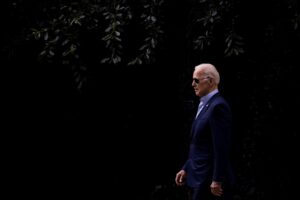 El presidente de Estados Unidos, Joe Biden, camina en la Casa Blanca en Washington (EE.UU.), hoy 21 de julio de 2021. EFE/EPA/Samuel Corum/Pool