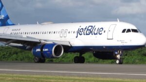 Junta de Aviación Civil solicita investigación por retrasos de aerolínea JetBlue