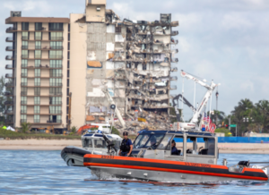 Se reanudan trabajos de rescate entre los escombros de edificio de Miami-Dade