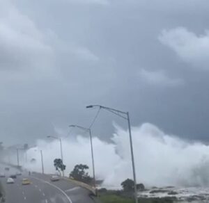 La Alcaldía del Distrito Nacional informó del cierre Malecón de Santo Domingo por el fuerte oleaje que presenta ante incidencia de tormenta tropical Elsa