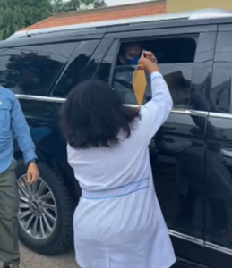 La visita del presidente Abinader en Sánchez Ramírez fue aprovechada en las calles por una reconocida médico, que exige ser pensionada por el Gobierno