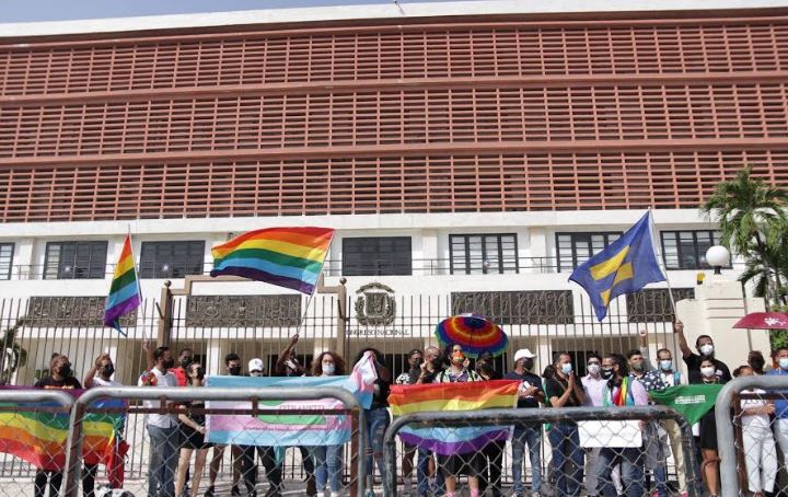 Grupos protestan exclusión de discriminación por orientación sexual en Código Penal