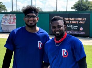El utility Erick Mejía y el lanzador Denyi Reyes practicaron por primera vez con la selección nacional de béisbol de la República Dominicana.