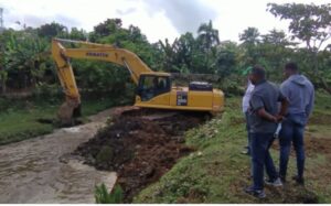 Alcaldía de Samaná realiza operativo de saneamiento de cañadas por tormenta tropical