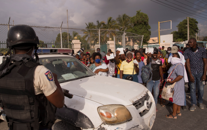 Cientos de haitianos se congregan en la embajada de EE.UU. para pedir un visado