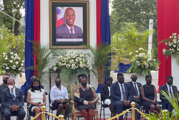 La viuda del presidente haitiano recibe condolencias de políticos en una ceremonia