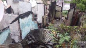 Familia de escasos recursos pierde vivienda tras incendio en Azua; solicitan ayuda