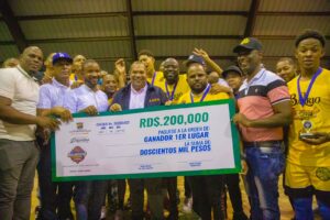 Alcalde de SDN entrega 450 mil pesos en premios a ganadores de torneo de Baloncesto
