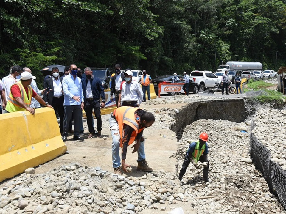 Disponen reconstrucción de puentes derribados por tormenta Grace en Barahona