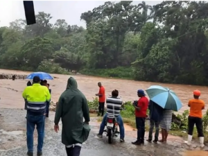 Varias comunidades incomunicadas por fuertes lluvias en Monte Plata