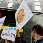 Gobernador Nueva York afronta protestas y pierde apoyo tras acusaciones de acoso