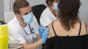 Vacunados podrían transmitir variante Delta del COVID19, según informe