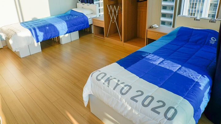 Atletas israelíes rompen cama "antisexo" de la Villa Olímpica saltando sobre ella