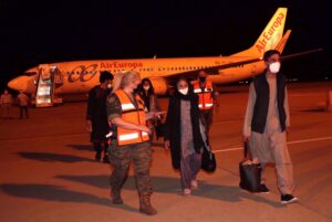 Un tercer avión español con 110 personas evacuadas de Afganistán ha llegado esta noche a la Base Aérea de Torrejón (Madrid). Este sería el sexto vuelo que llega a España con personas procedentes de Afganistán tras la toma del poder hace una semana por los talibanes. EFE/Iñaki Gómez/Ministerio de Defensa SOLO USO EDITORIAL/SOLO DISPONIBLE PARA ILUSTRAR LA NOTICIA QUE ACOMPAÑA (CRÉDITO OBLIGATORIO)