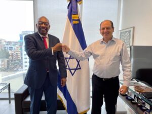 El maestro Editrudis Beltrán y al embajador israelí radicado en la República Dominicana, Daniel Biran Bayor