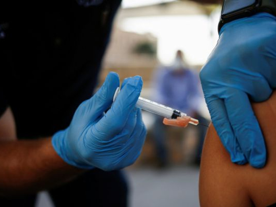 Afluencia de personas disminuye en centros de vacunación este sábado