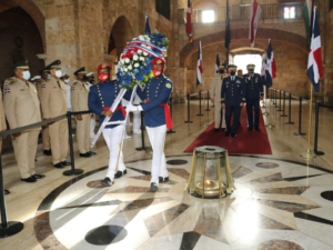 Fuerzas Armadas deposita ofrenda floral en el Panteón de la Patria