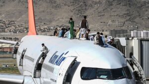 Más de 21,000 evacuados de Kabul entre vuelos de EE.UU. y otros países