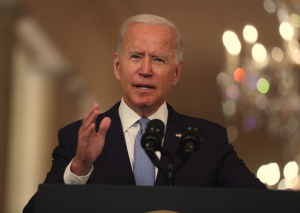 Biden dice opción era irse de Afganistán o aumentar tropas