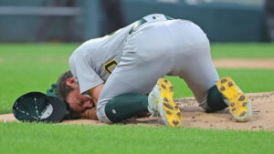 El lanzador derecho de Oakland Chris Bassitt resulto lastimado de un pelotazo y terminando con una terrible herida en la cabeza.